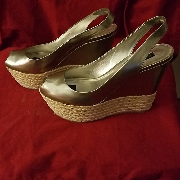 Shoes - Picture 2 of 7